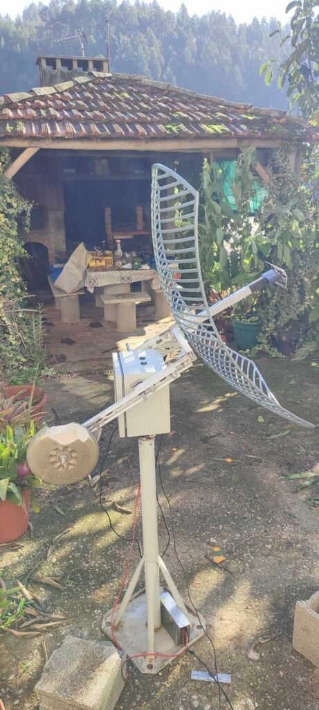 A DIY antenna rotator for the modified 1.7 GHz WiFi grid dish.