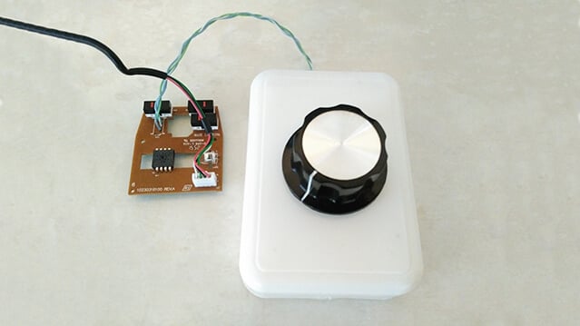 The rotary encoder connected to the USB mouse.