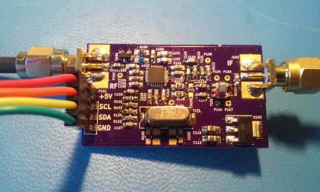 The assembled R820T2 breakout board.
