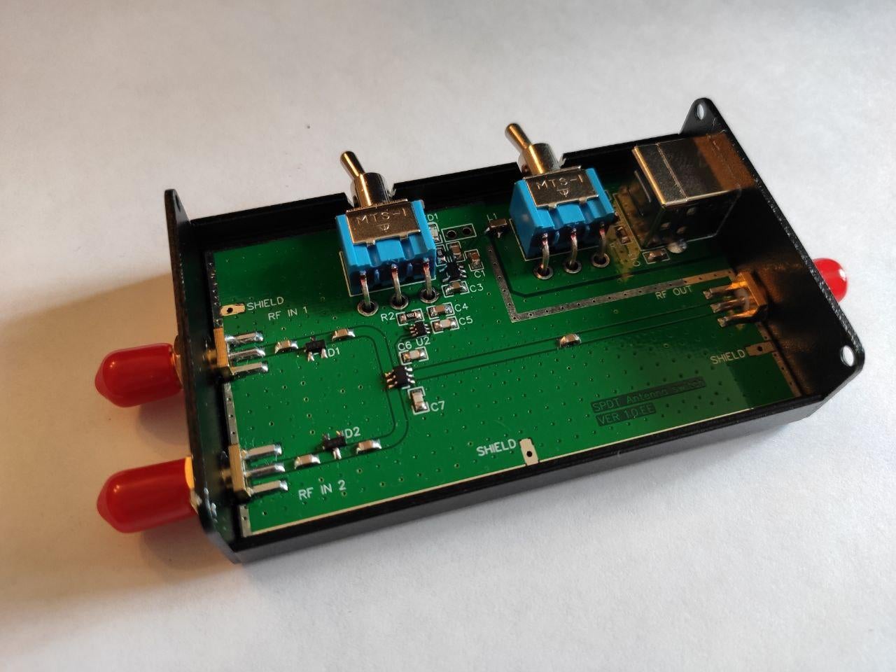 The measurements scenario with the RTL-SDR dongles, antennas and a PC.