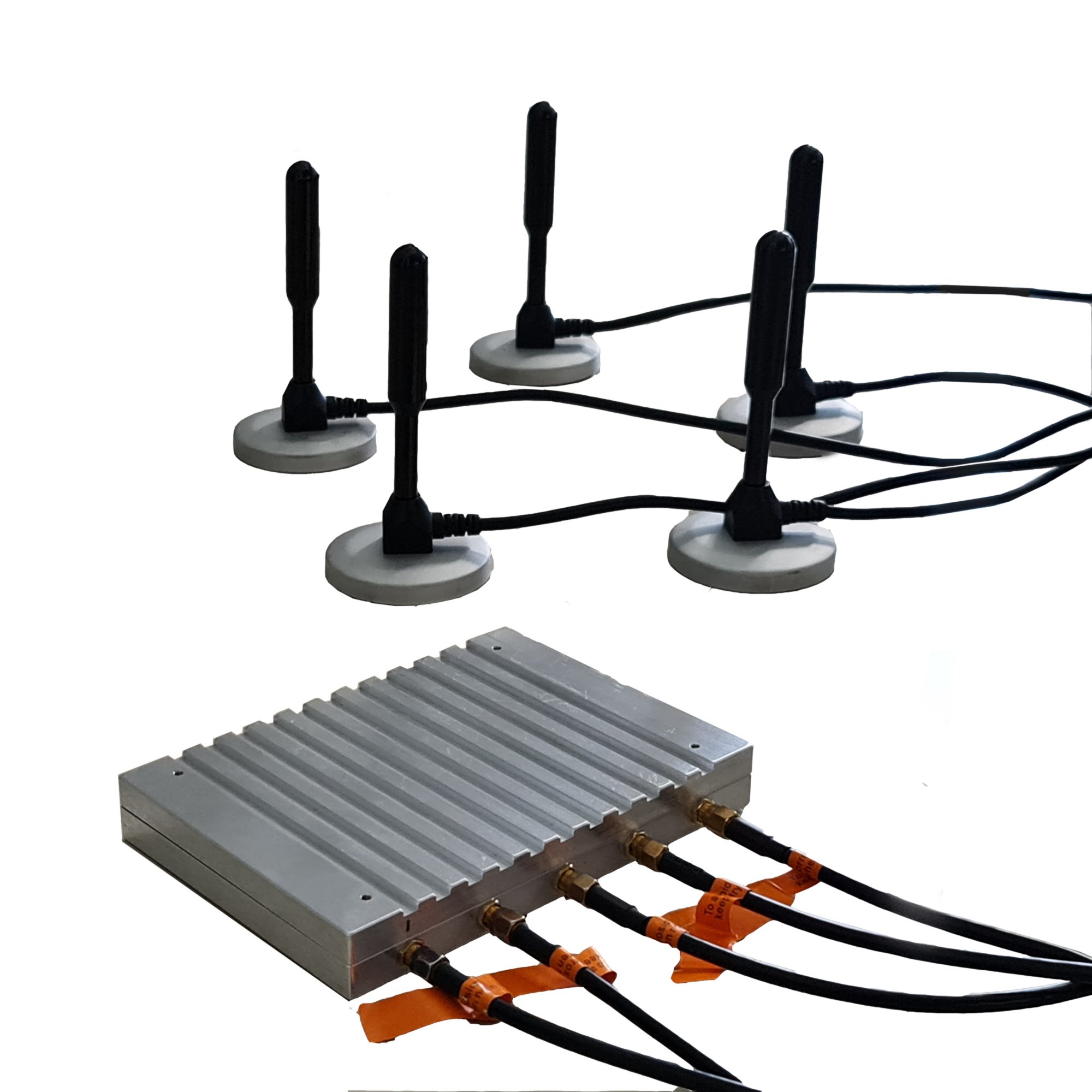 The measurements scenario with the RTL-SDR dongles, antennas and a PC.