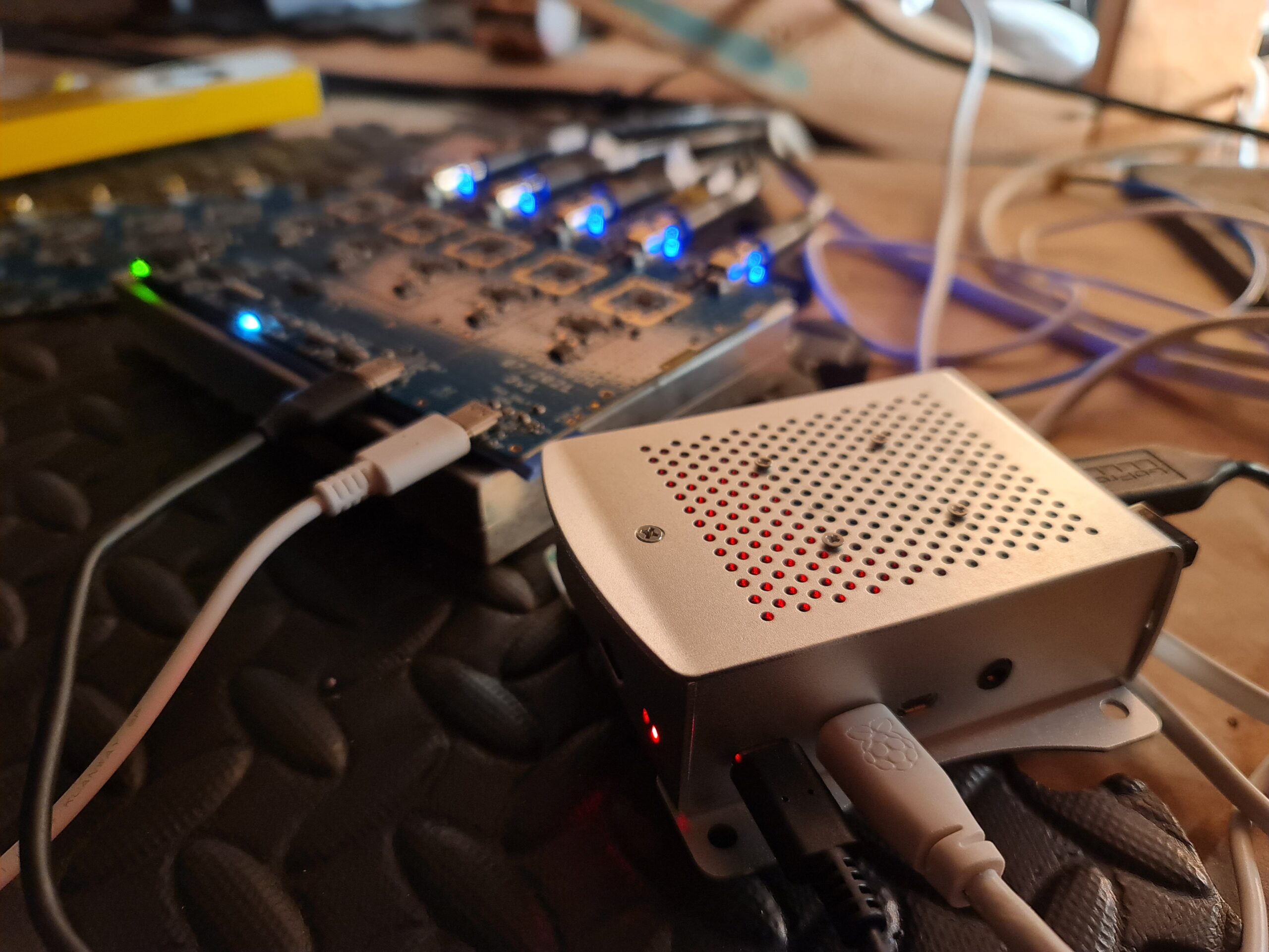 The measurements scenario with the RTL-SDR dongles, antennas and a